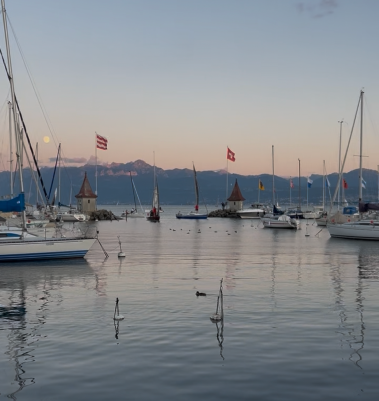 Coucher de soleil face à l'hôtel Mont-Blanc devant le vieux port de Morges