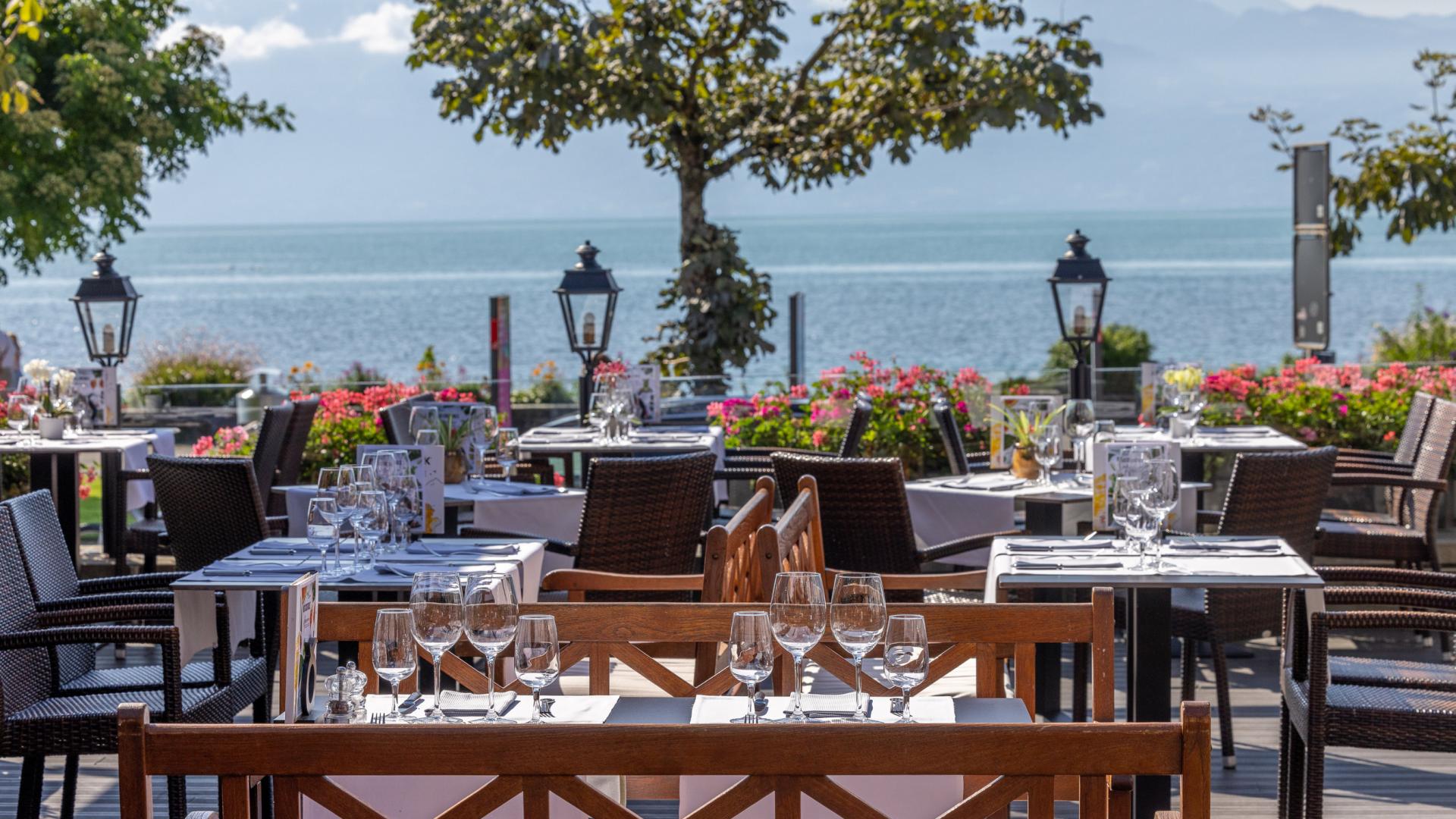 Restaurant terrasse bord du lac Morges entre Lausanne et Nyon
