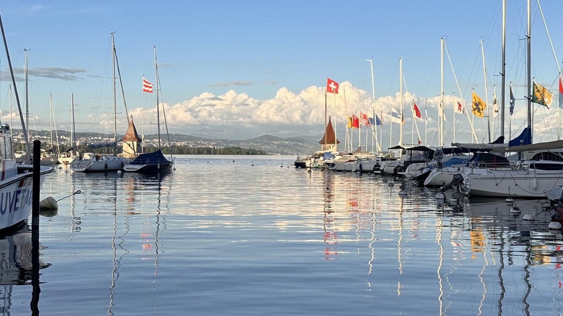 Port de Morges face à l'hotel mont blanc au lac à morges